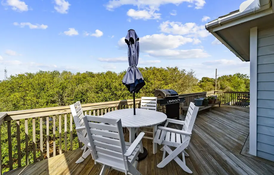 1613 - Breezy by the Sea