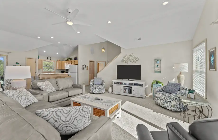 1613 - Breezy by the Sea