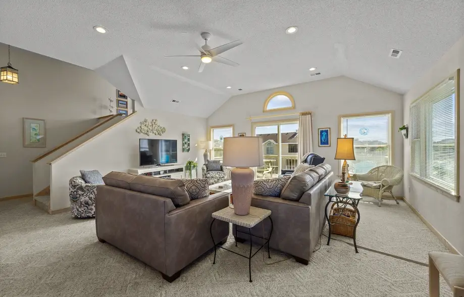 1613 - Breezy by the Sea