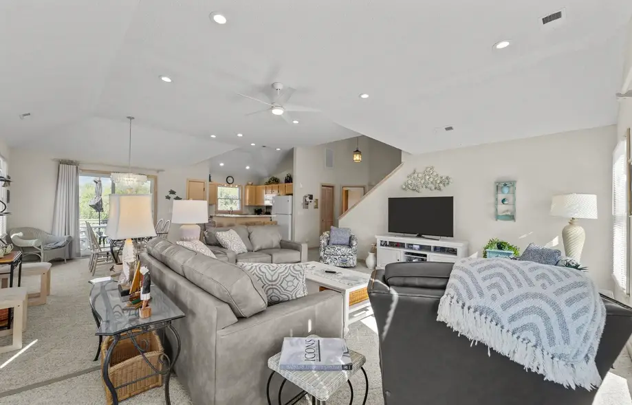 1613 - Breezy by the Sea