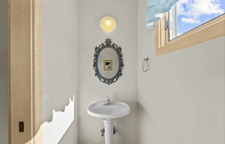 1613 - Breezy by the Sea